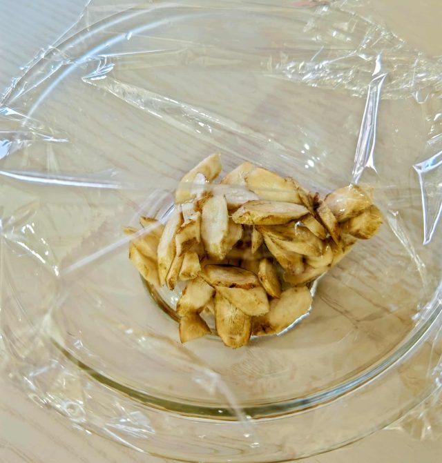 耐熱皿にラップをする