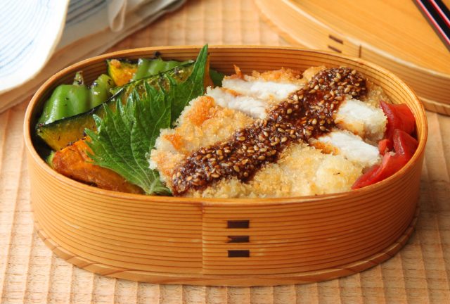 「焼きトンカツ」「野菜のゆかり和え」