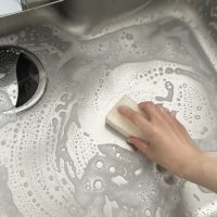 部屋干し、排水溝、下駄箱…。気になる「家のにおい対策」3選