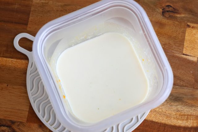 保存容器に入れた牛乳