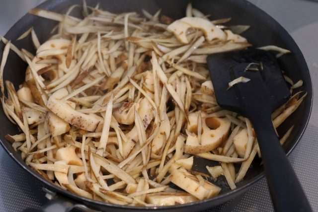 材料をフライパンで炒める