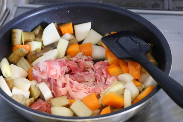 フライパンで根菜を炒める