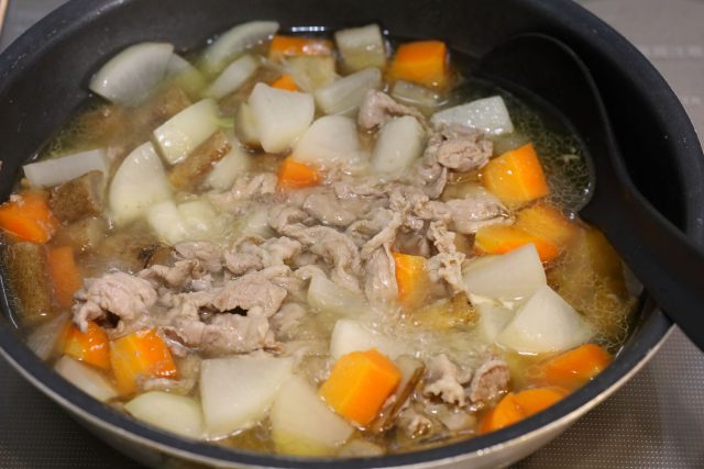 フライパンで根菜を炒める