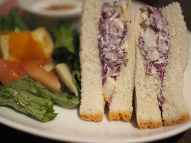 サンドイッチとサラダ