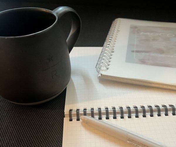 ノートとカップ