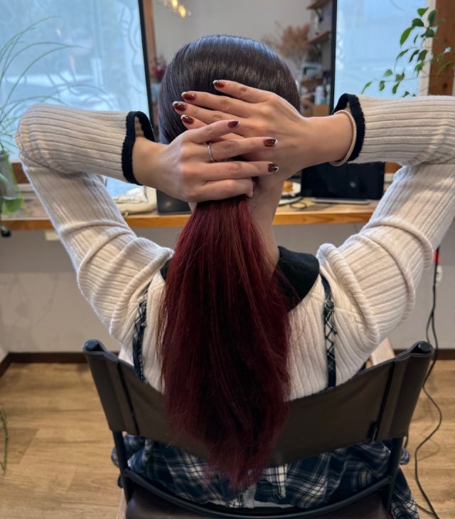 後ろで髪を1つに結ぶ