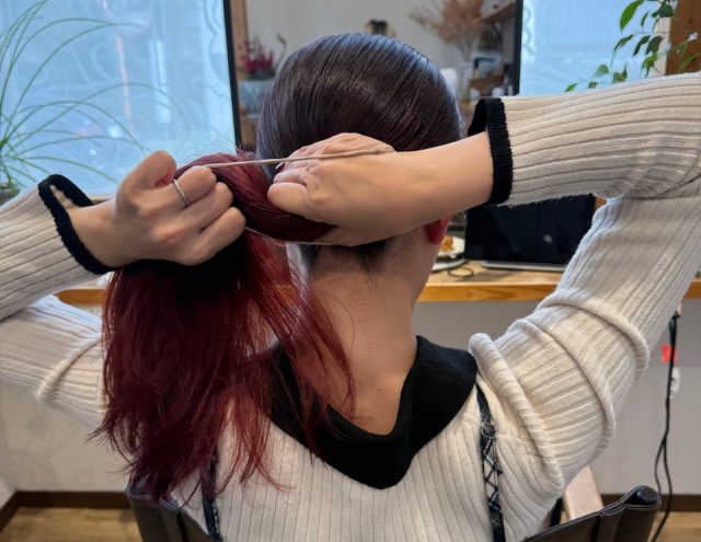 1つ結びの後ろ姿