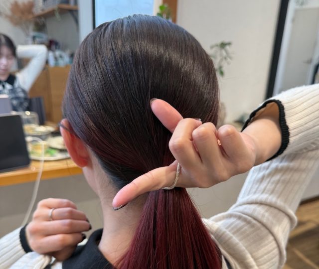 親指と人差し指でvの字にする