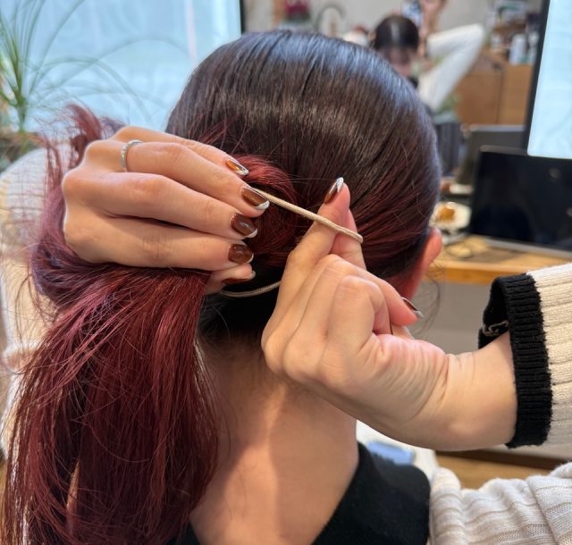 髪をゴムで結ぶ