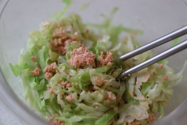 レンジ加熱したキャベツと明太子