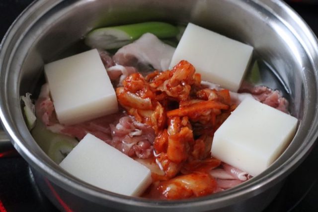 鍋に入れたスープの材料