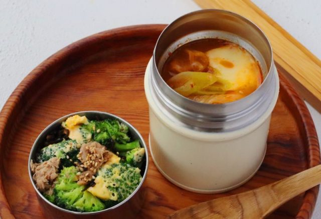 「豚キムチのもちーずスープ」「ブロッコリーのツナ卵」2品弁当