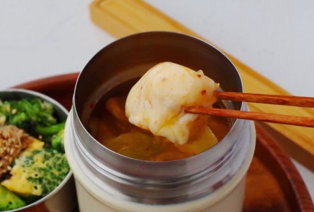 「豚キムチのもちーずスープ」「ブロッコリーのツナ卵」2品弁当