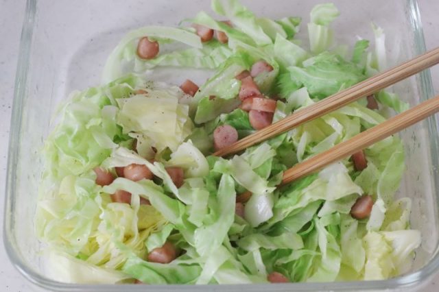 キャベツとソーセージのレンジバター