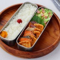 食べごたえばっちり！「塩鮭とお揚げの甘辛」「キャベツとソーセージのレンジバター」2品弁当