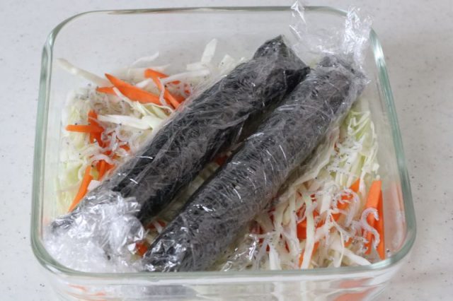 耐熱容器に入れた野菜と鶏ひき肉の大葉海苔巻き