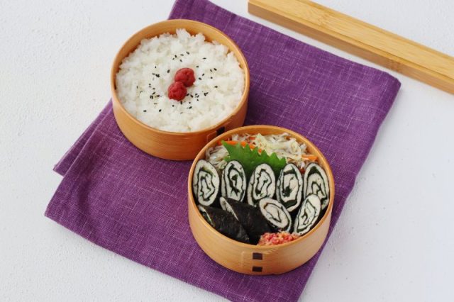「鶏ひき肉の大葉海苔巻き　梅味噌味」「キャベツのじゃこナムル」2品弁当