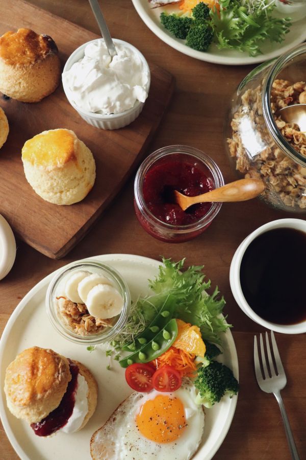 グラノーラと朝食プレート