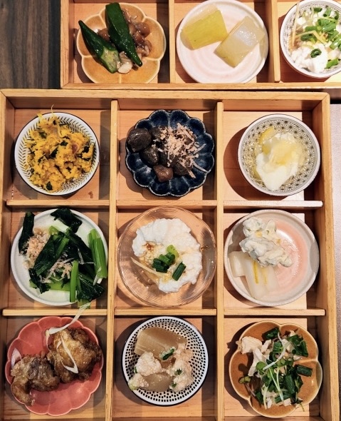 小皿にのった食事