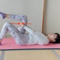 【寝たままでOK】朝のガチガチに効く！「股関節・腰・背中」をほぐすピラティス