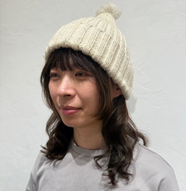 ニット帽をかぶった女性