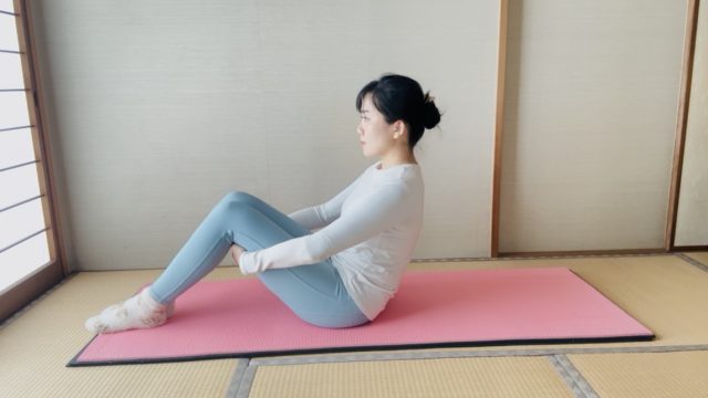 背中をほぐすピラティス