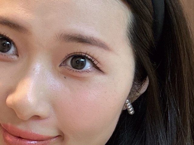 目元アップの女性