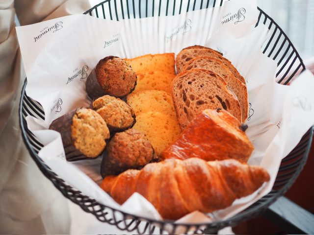 焼き菓子とパン