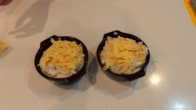 お皿に盛ったマカロニグラタン