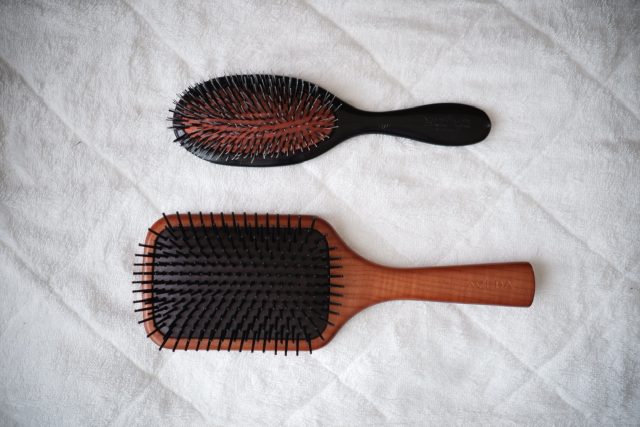 木製や動物製のブラシ
