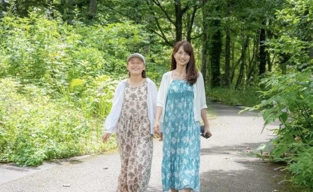 自然の中を歩く女性2人
