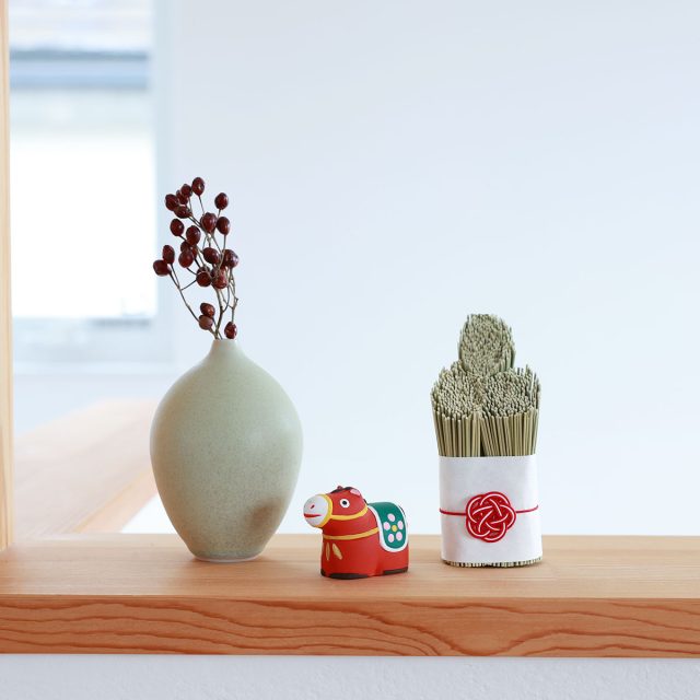 新年の福を呼び込む い草の門松