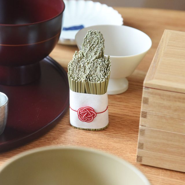 新年の福を呼び込む い草の門松