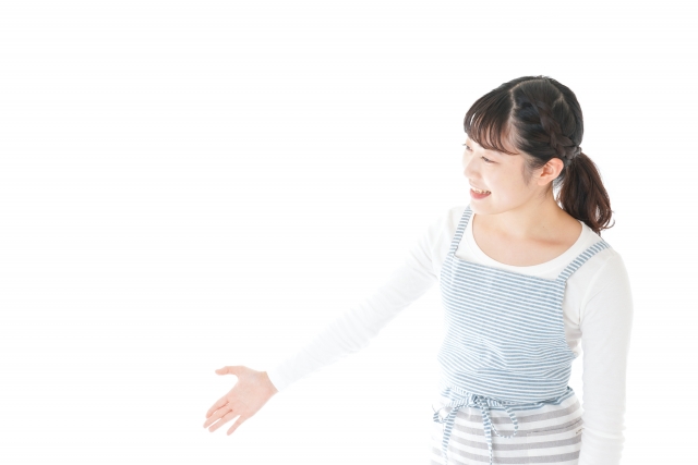 エプロン姿の女性