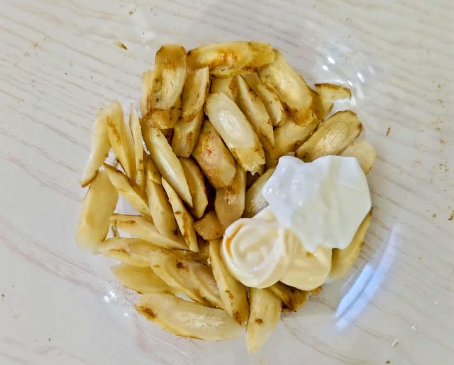 ごぼうにマヨネーズを混ぜる