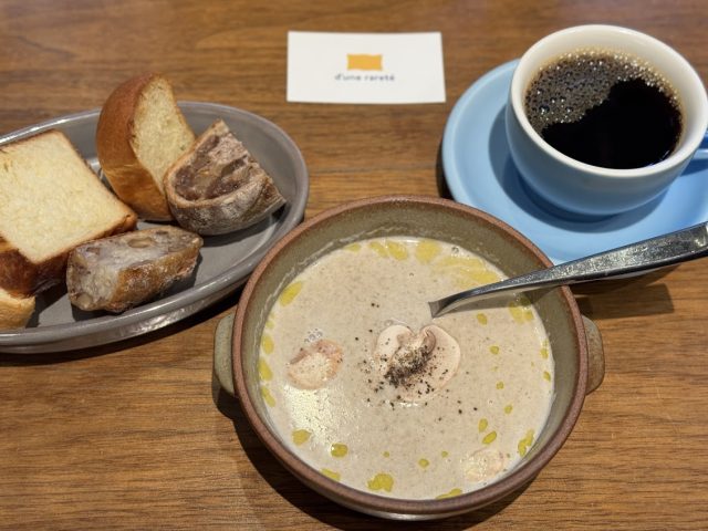 マッシュルームスープとパンの盛り合わせ