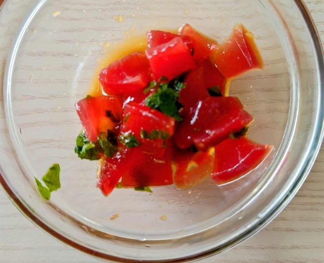 ボウルに入ったマグロ