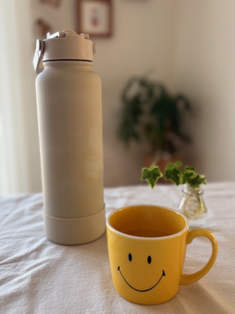 水筒とカップ