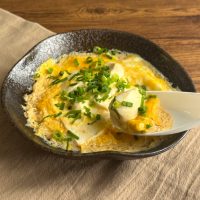 レンジで簡単！50円で作れるふわとろ「温奴の卵とじ」