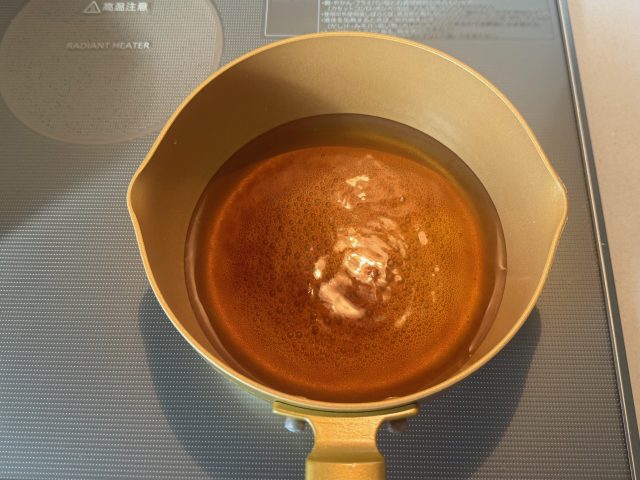 鍋で出汁を温める