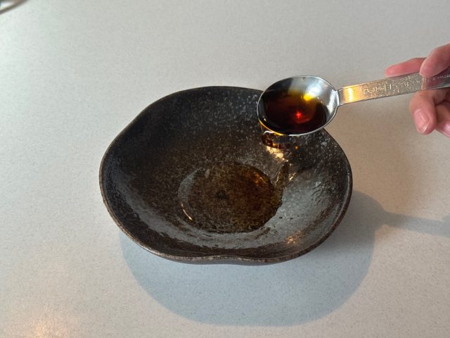 作り方1 めんつゆを入れる