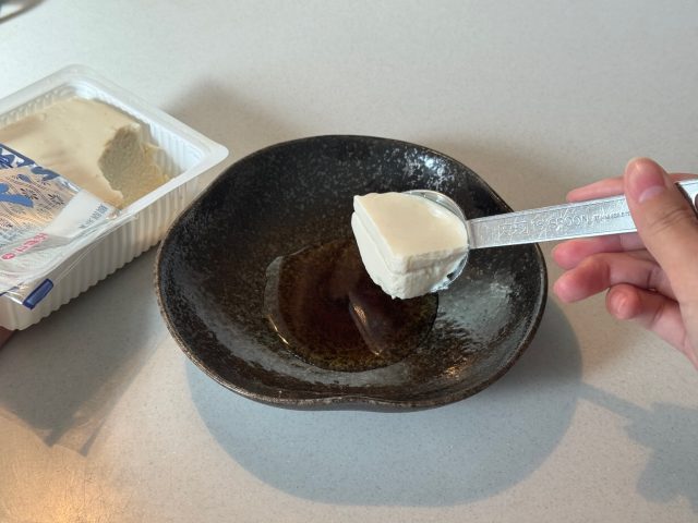 豆腐をすくう