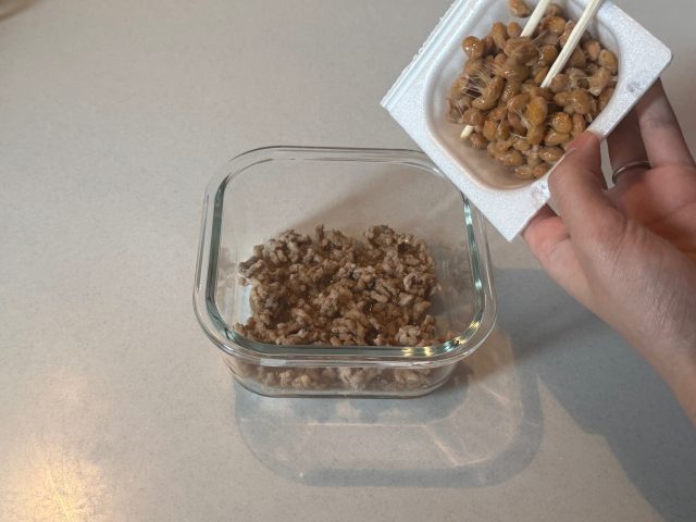 納豆を耐熱皿に入れる