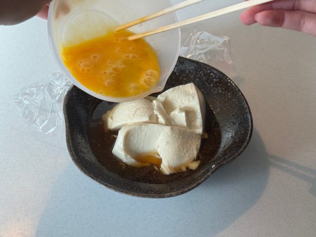 溶き卵を加える