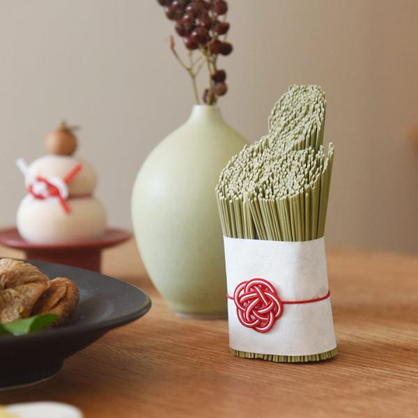 新年の福を呼び込む い草の門松