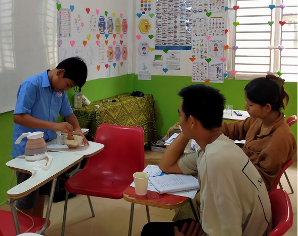 茶道をする少年