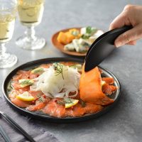 衣づけも盛り付けもラク！指先感覚で使える「オークス レイエ トリワケトング」が便利な理由