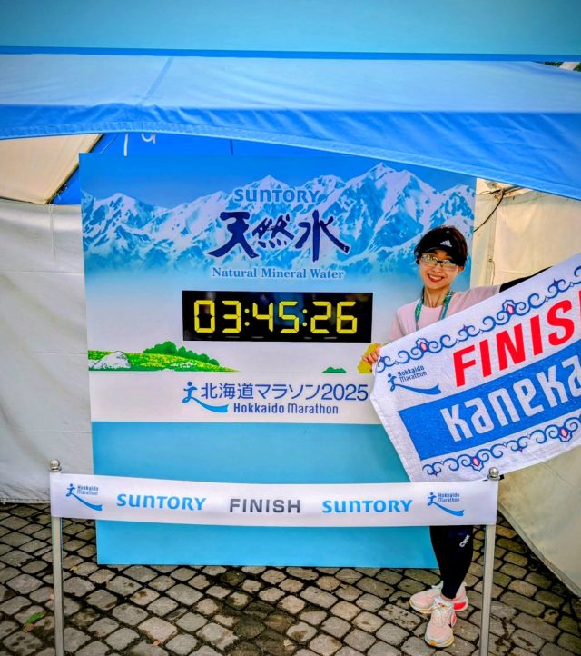 マラソン完走後の笑顔の女性