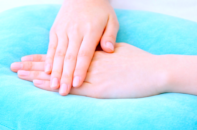 重ねられた両手