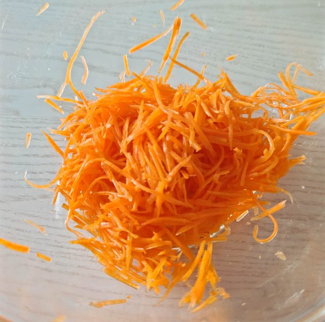 千切りしたニンジン